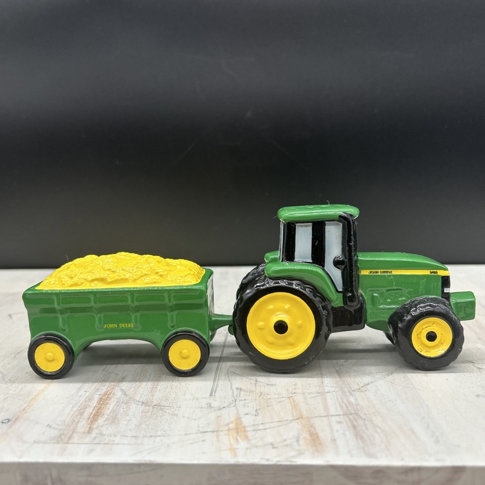 0014 John Deere 1998 Salt N Pepper Shakers Tractor and Corn Hopper China